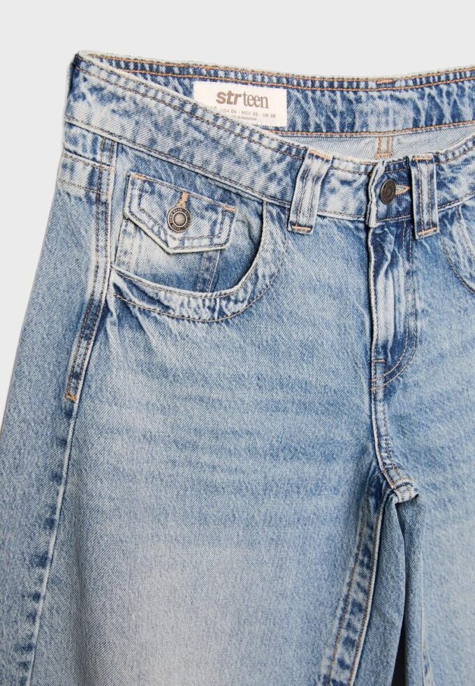 Jeans mit niedriger Leibhöhe und ausgestellten Beinen Jeans mit niedriger Leibhöhe und ausgestellten Beinen
