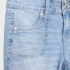 Jeans mit niedriger Leibhöhe und Nahttaschen Jeans mit niedriger Leibhöhe und Nahttaschen