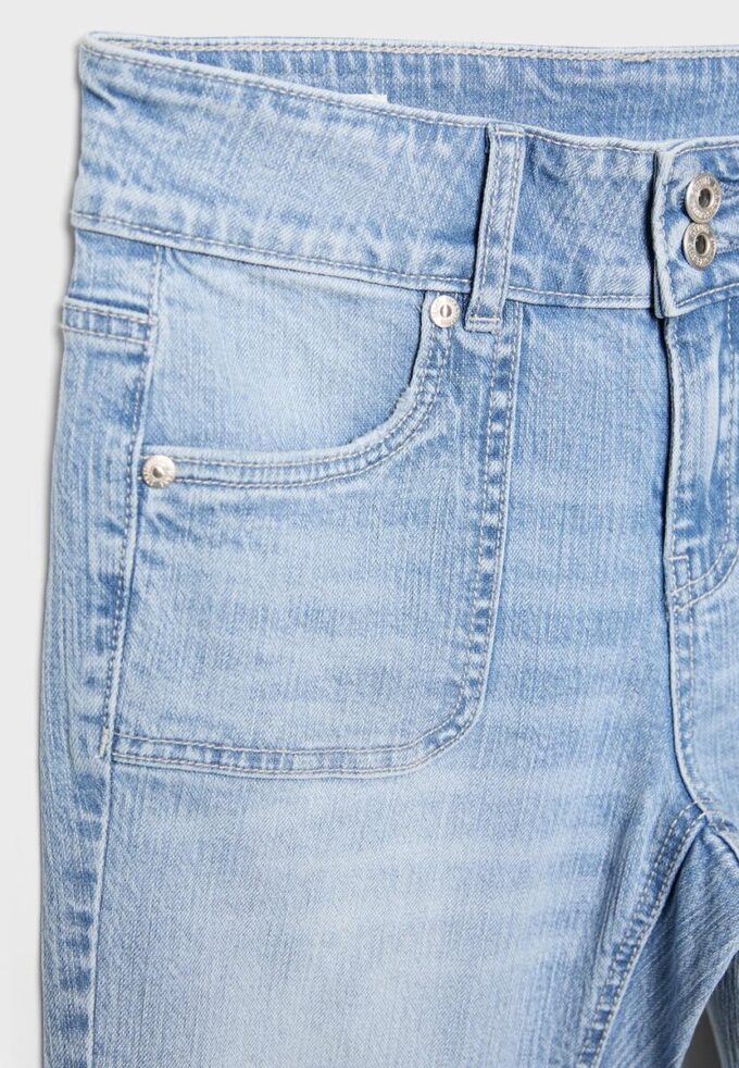 Jeans mit niedriger Leibhöhe und Nahttaschen Jeans mit niedriger Leibhöhe und Nahttaschen