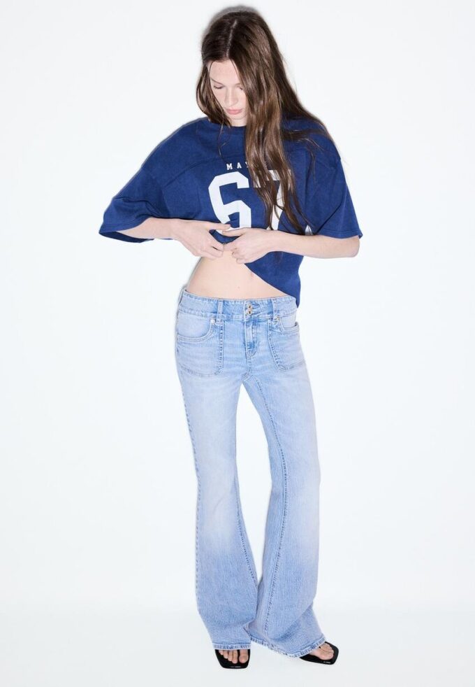 Jeans mit niedriger Leibhöhe und Nahttaschen Jeans mit niedriger Leibhöhe und Nahttaschen
