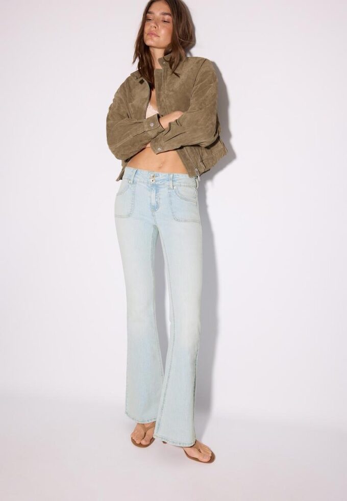 Jeans mit niedriger Leibhöhe und Nahttaschen Jeans mit niedriger Leibhöhe und Nahttaschen