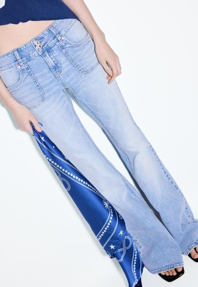 Jeans mit niedriger Leibhöhe und Nahttaschen Jeans mit niedriger Leibhöhe und Nahttaschen