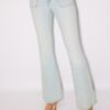 Jeans mit niedriger Leibhöhe und Nahttaschen Jeans mit niedriger Leibhöhe und Nahttaschen