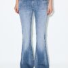 Jeans mit niedriger Leibhöhe und Nahttaschen Jeans mit niedriger Leibhöhe und Nahttaschen