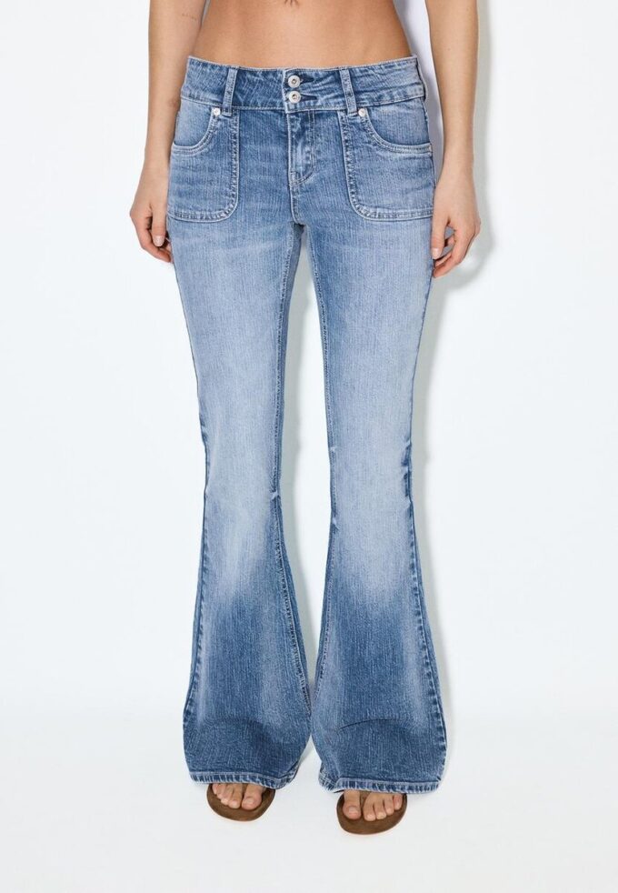 Jeans mit niedriger Leibhöhe und Nahttaschen Jeans mit niedriger Leibhöhe und Nahttaschen