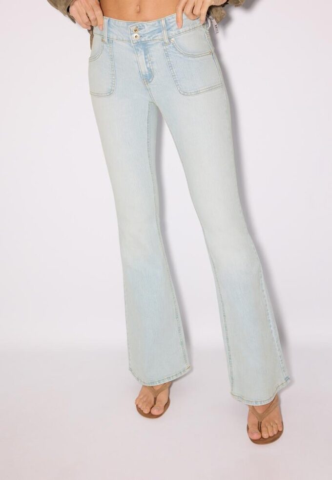 Jeans mit niedriger Leibhöhe und Nahttaschen Jeans mit niedriger Leibhöhe und Nahttaschen