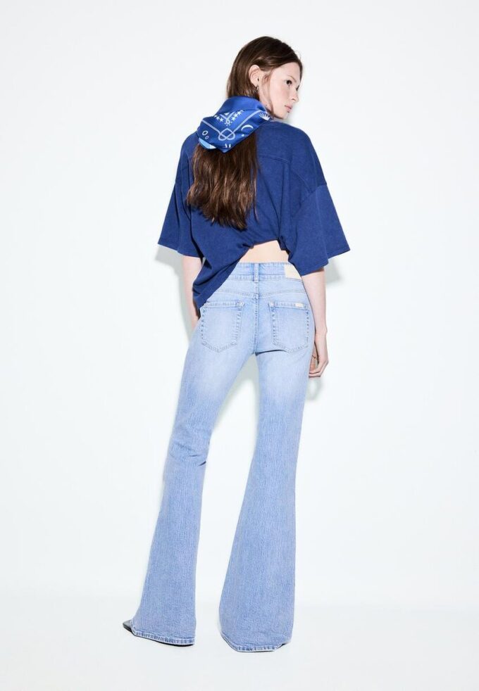 Jeans mit niedriger Leibhöhe und Nahttaschen Jeans mit niedriger Leibhöhe und Nahttaschen