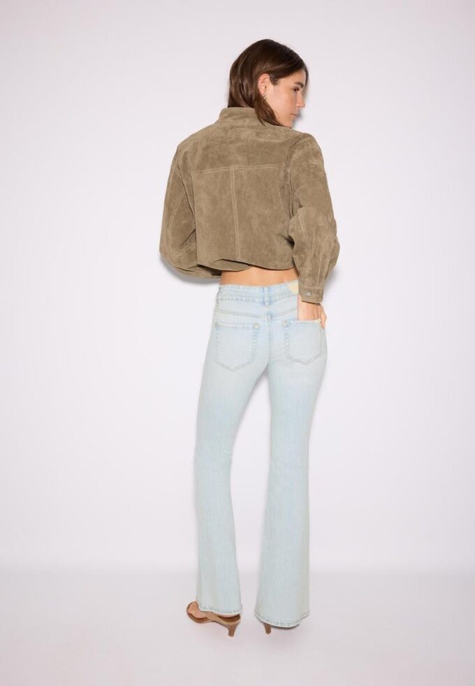 Jeans mit niedriger Leibhöhe und Nahttaschen Jeans mit niedriger Leibhöhe und Nahttaschen