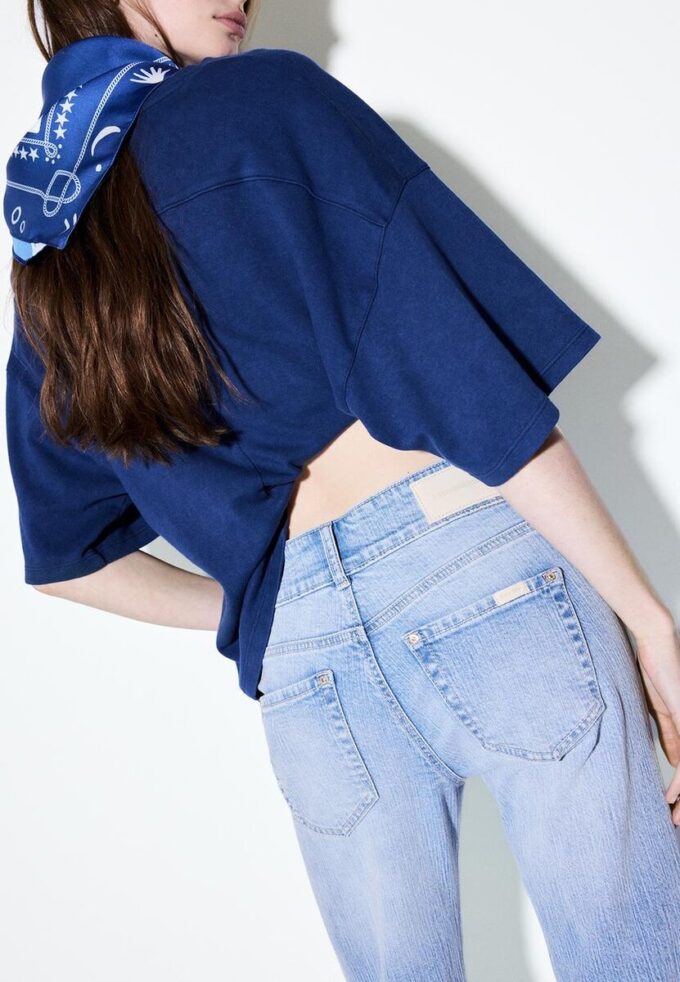 Jeans mit niedriger Leibhöhe und Nahttaschen Jeans mit niedriger Leibhöhe und Nahttaschen