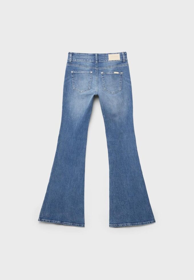 Jeans mit niedriger Leibhöhe und Nahttaschen Jeans mit niedriger Leibhöhe und Nahttaschen