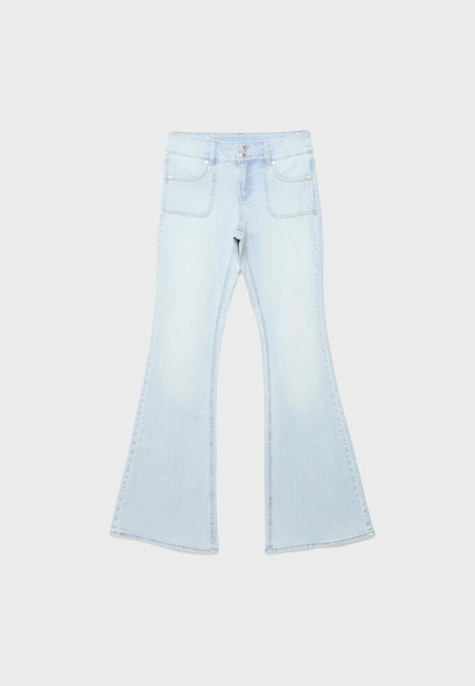 Jeans mit niedriger Leibhöhe und Nahttaschen Jeans mit niedriger Leibhöhe und Nahttaschen