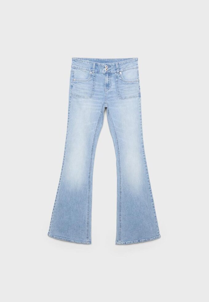 Jeans mit niedriger Leibhöhe und Nahttaschen Jeans mit niedriger Leibhöhe und Nahttaschen
