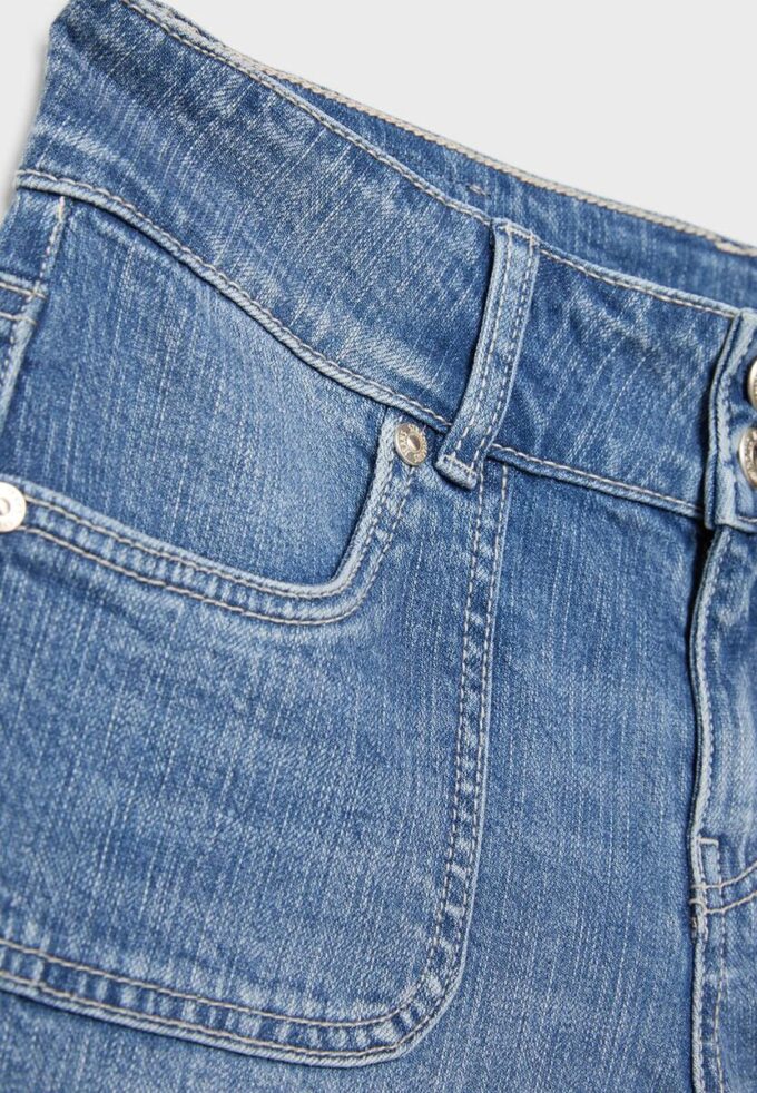 Jeans mit niedriger Leibhöhe und Nahttaschen Jeans mit niedriger Leibhöhe und Nahttaschen