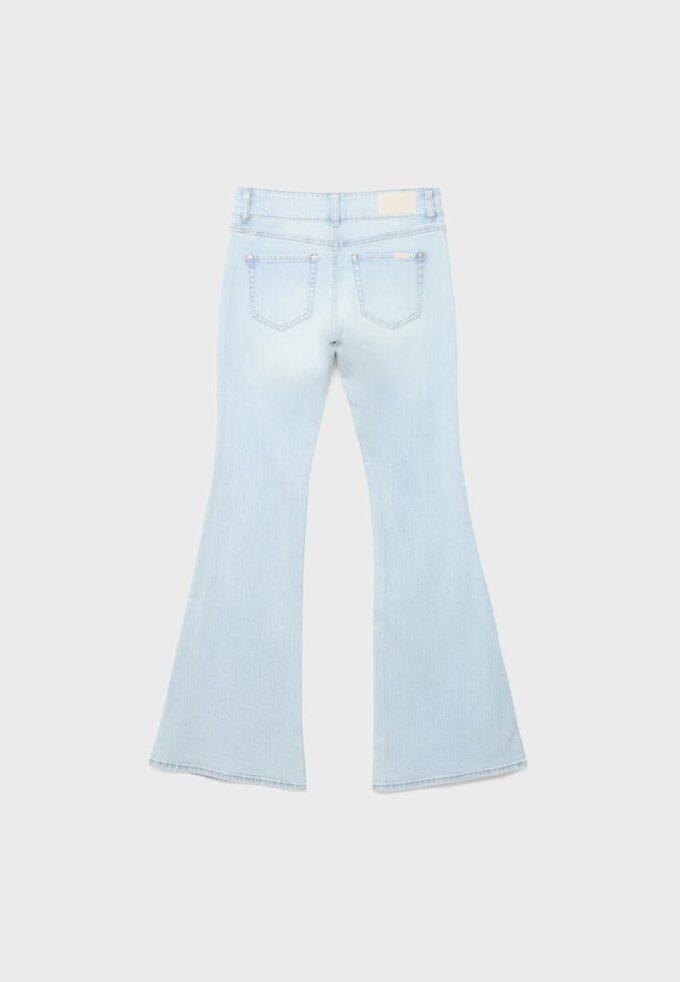 Jeans mit niedriger Leibhöhe und Nahttaschen Jeans mit niedriger Leibhöhe und Nahttaschen