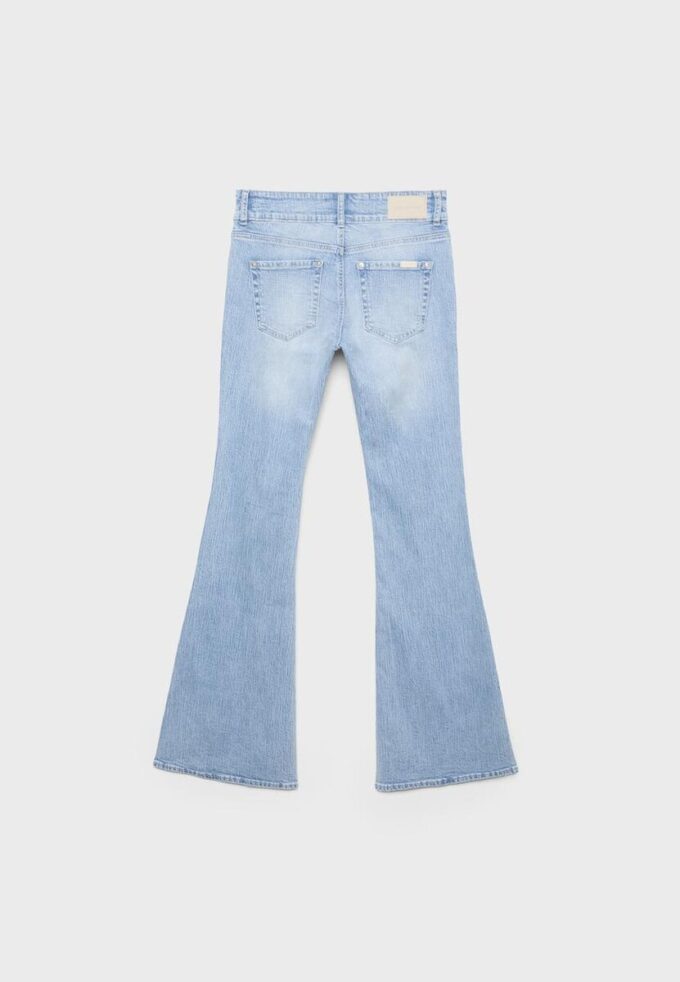 Jeans mit niedriger Leibhöhe und Nahttaschen Jeans mit niedriger Leibhöhe und Nahttaschen