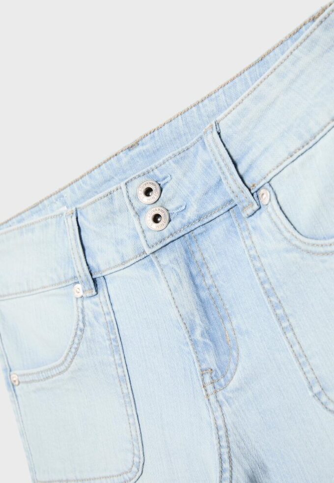 Jeans mit niedriger Leibhöhe und Nahttaschen Jeans mit niedriger Leibhöhe und Nahttaschen