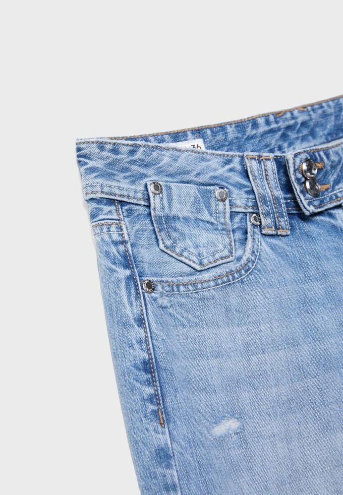 Jeans mit niedriger Leibhöhe und Wide Leg-Bein sowie Schmuckknopf Jeans mit niedriger Leibhöhe und Wide Leg-Bein sowie Schmuckknopf