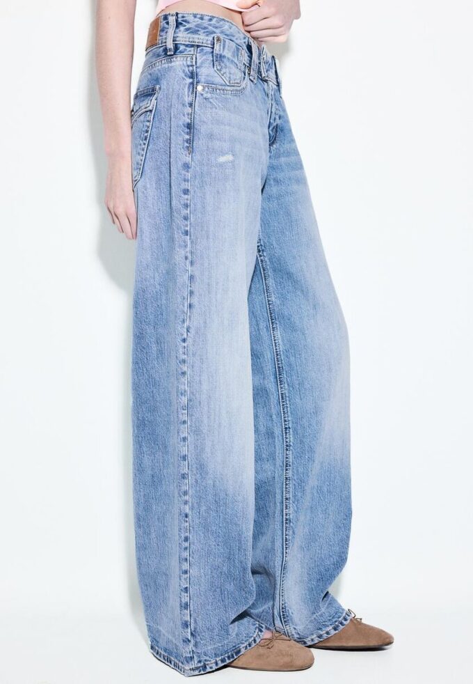 Jeans mit niedriger Leibhöhe und Wide Leg-Bein sowie Schmuckknopf Jeans mit niedriger Leibhöhe und Wide Leg-Bein sowie Schmuckknopf