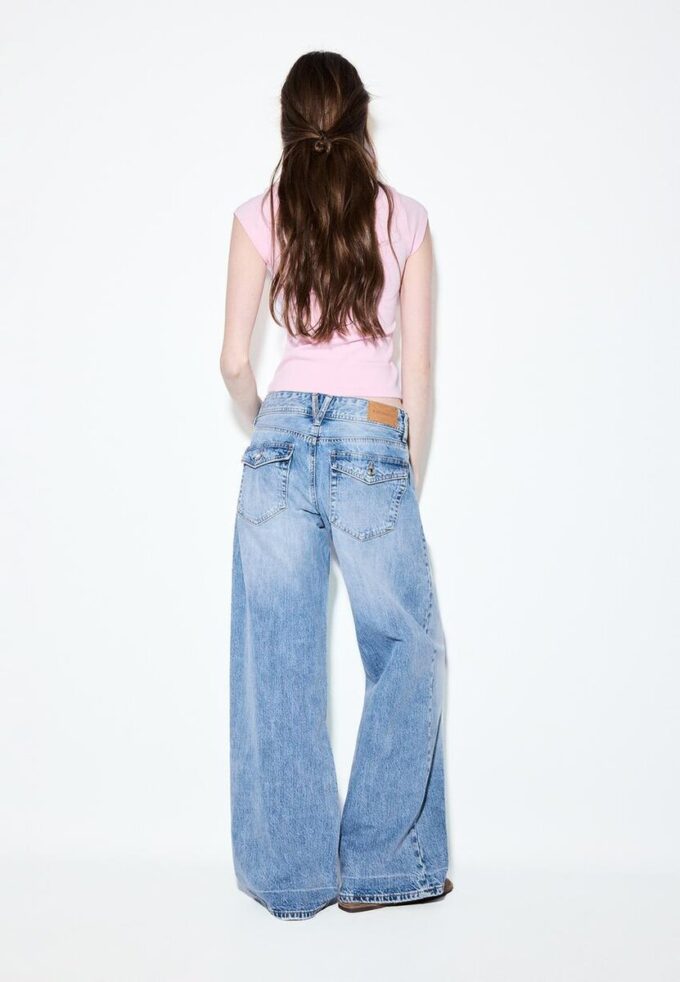 Jeans mit niedriger Leibhöhe und Wide Leg-Bein sowie Schmuckknopf Jeans mit niedriger Leibhöhe und Wide Leg-Bein sowie Schmuckknopf