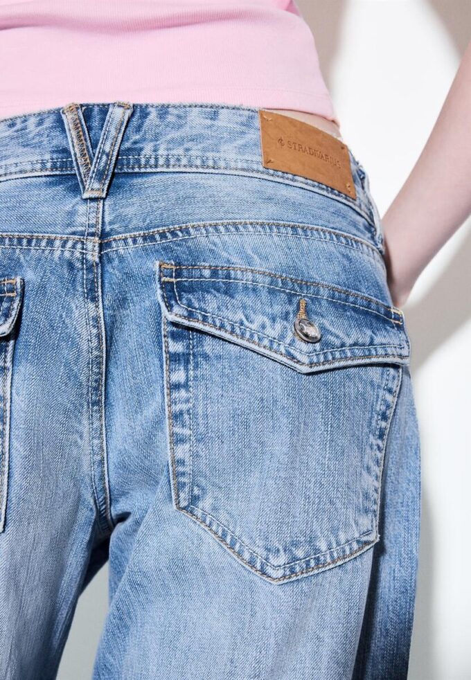 Jeans mit niedriger Leibhöhe und Wide Leg-Bein sowie Schmuckknopf Jeans mit niedriger Leibhöhe und Wide Leg-Bein sowie Schmuckknopf