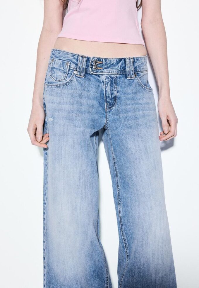 Jeans mit niedriger Leibhöhe und Wide Leg-Bein sowie Schmuckknopf Jeans mit niedriger Leibhöhe und Wide Leg-Bein sowie Schmuckknopf