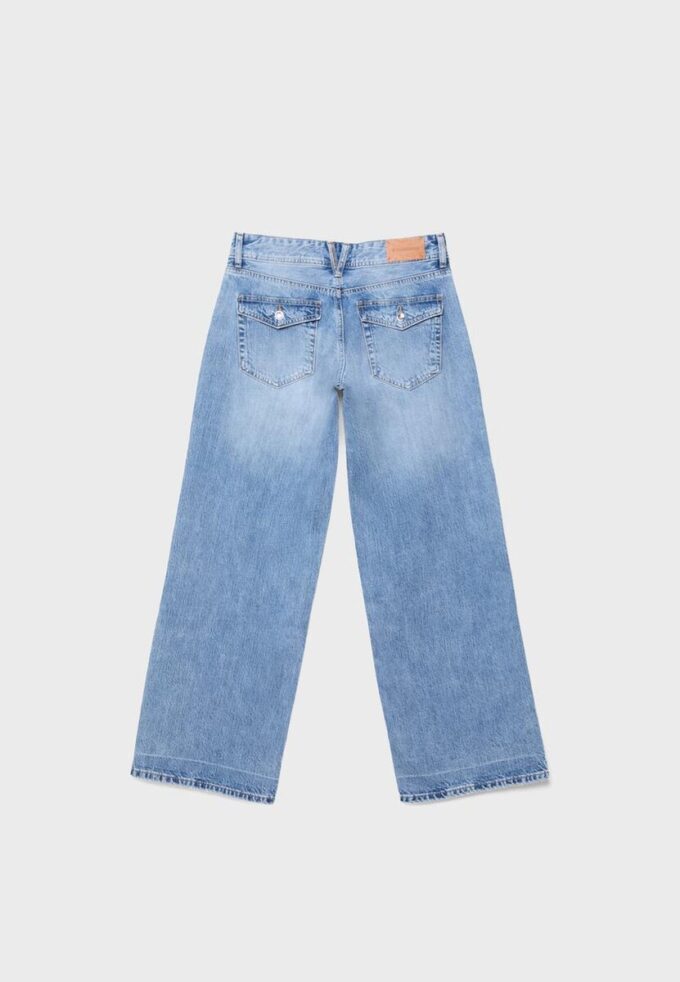 Jeans mit niedriger Leibhöhe und Wide Leg-Bein sowie Schmuckknopf Jeans mit niedriger Leibhöhe und Wide Leg-Bein sowie Schmuckknopf