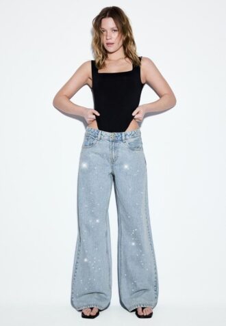 Jeans mit niedriger Leibhöhe und Wide Leg mit Strasssteinen