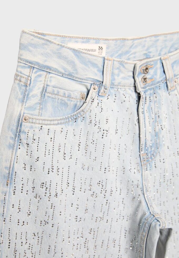 Jeans mit niedriger Leibhöhe und Wide Leg mit Strasssteinen Jeans mit niedriger Leibhöhe und Wide Leg mit Strasssteinen