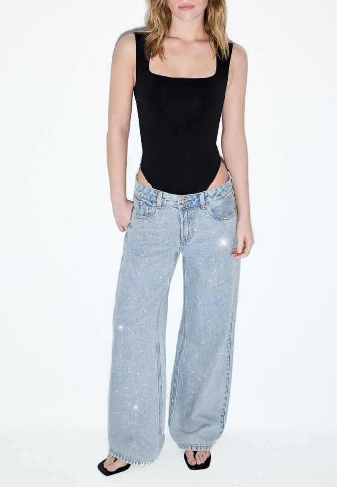 Jeans mit niedriger Leibhöhe und Wide Leg mit Strasssteinen Jeans mit niedriger Leibhöhe und Wide Leg mit Strasssteinen