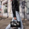 Jeans mit niedriger Leibhöhe und Wide Leg mit Strasssteinen Jeans mit niedriger Leibhöhe und Wide Leg mit Strasssteinen