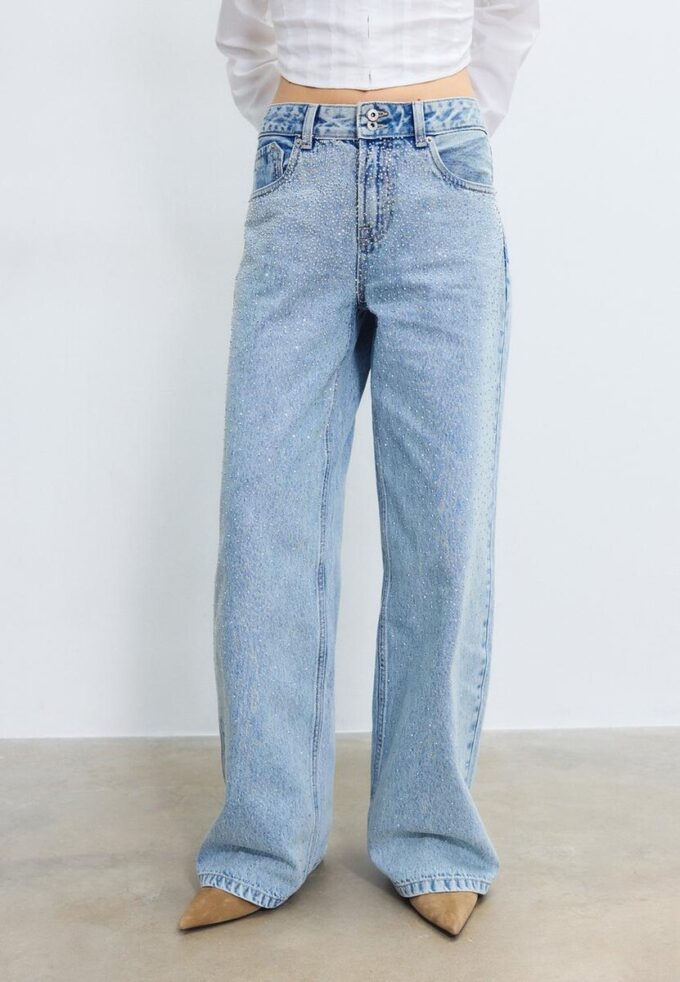 Jeans mit niedriger Leibhöhe und Wide Leg mit Strasssteinen Jeans mit niedriger Leibhöhe und Wide Leg mit Strasssteinen
