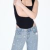 Jeans mit niedriger Leibhöhe und Wide Leg mit Strasssteinen Jeans mit niedriger Leibhöhe und Wide Leg mit Strasssteinen