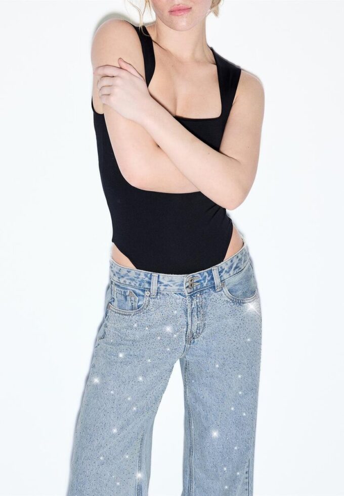 Jeans mit niedriger Leibhöhe und Wide Leg mit Strasssteinen Jeans mit niedriger Leibhöhe und Wide Leg mit Strasssteinen