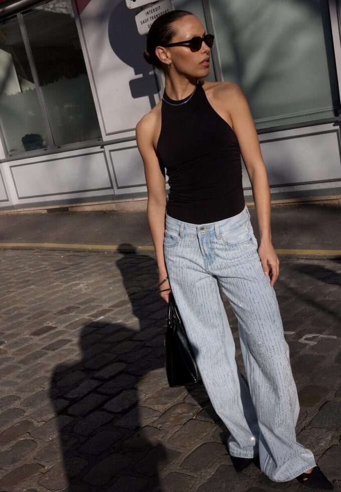 Jeans mit niedriger Leibhöhe und Wide Leg mit Strasssteinen Jeans mit niedriger Leibhöhe und Wide Leg mit Strasssteinen