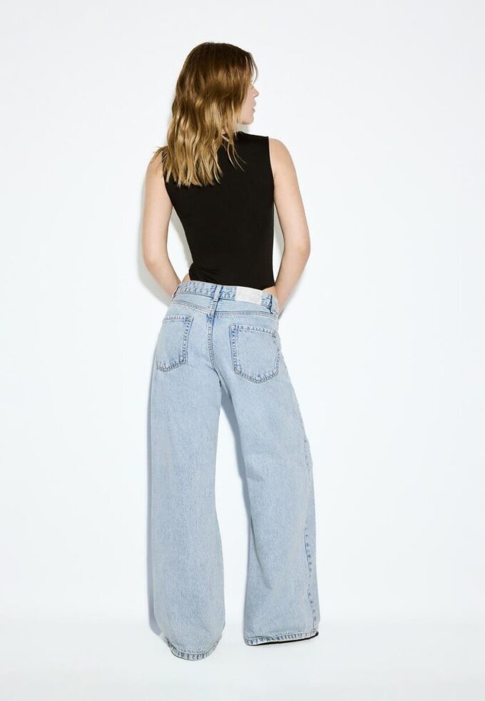 Jeans mit niedriger Leibhöhe und Wide Leg mit Strasssteinen Jeans mit niedriger Leibhöhe und Wide Leg mit Strasssteinen