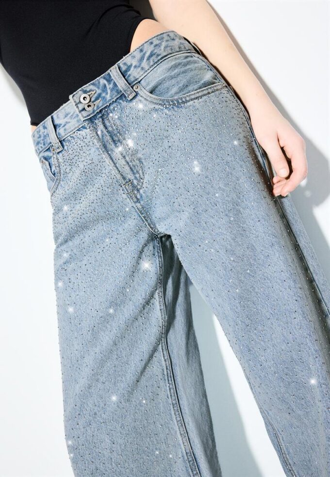 Jeans mit niedriger Leibhöhe und Wide Leg mit Strasssteinen Jeans mit niedriger Leibhöhe und Wide Leg mit Strasssteinen