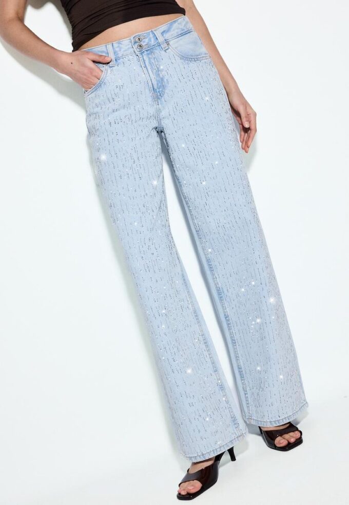 Jeans mit niedriger Leibhöhe und Wide Leg mit Strasssteinen Jeans mit niedriger Leibhöhe und Wide Leg mit Strasssteinen