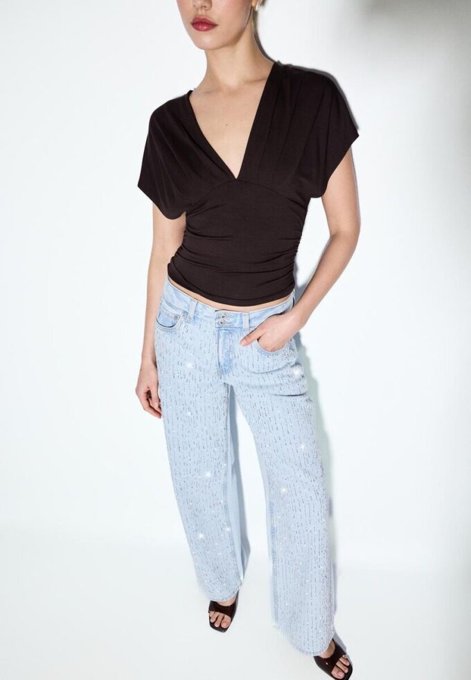 Jeans mit niedriger Leibhöhe und Wide Leg mit Strasssteinen Jeans mit niedriger Leibhöhe und Wide Leg mit Strasssteinen