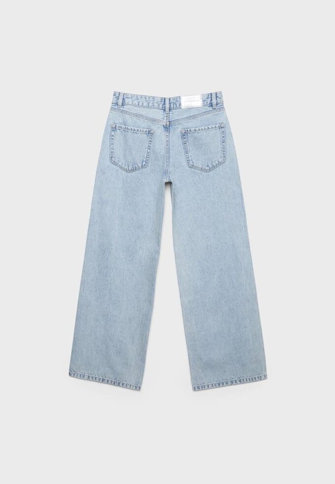 Jeans mit niedriger Leibhöhe und Wide Leg mit Strasssteinen Jeans mit niedriger Leibhöhe und Wide Leg mit Strasssteinen