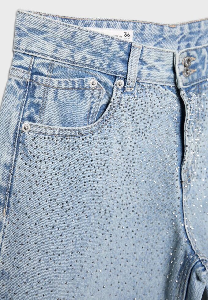 Jeans mit niedriger Leibhöhe und Wide Leg mit Strasssteinen Jeans mit niedriger Leibhöhe und Wide Leg mit Strasssteinen