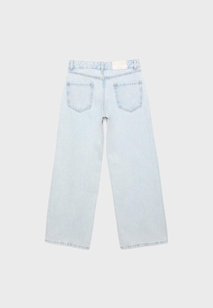 Jeans mit niedriger Leibhöhe und Wide Leg mit Strasssteinen Jeans mit niedriger Leibhöhe und Wide Leg mit Strasssteinen