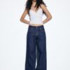 Jeans mit niedriger Leibhöhe und zwei Knöpfen Jeans mit niedriger Leibhöhe und zwei Knöpfen