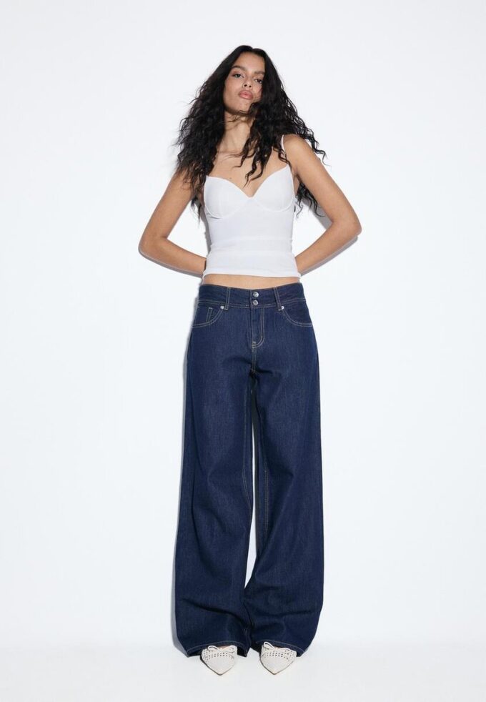 Jeans mit niedriger Leibhöhe und zwei Knöpfen Jeans mit niedriger Leibhöhe und zwei Knöpfen