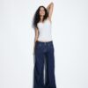 Jeans mit niedriger Leibhöhe und zwei Knöpfen Jeans mit niedriger Leibhöhe und zwei Knöpfen