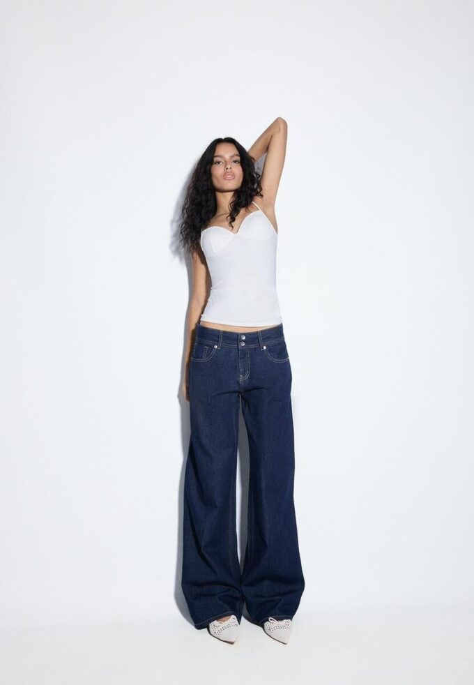 Jeans mit niedriger Leibhöhe und zwei Knöpfen Jeans mit niedriger Leibhöhe und zwei Knöpfen