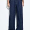 Jeans mit niedriger Leibhöhe und zwei Knöpfen Jeans mit niedriger Leibhöhe und zwei Knöpfen