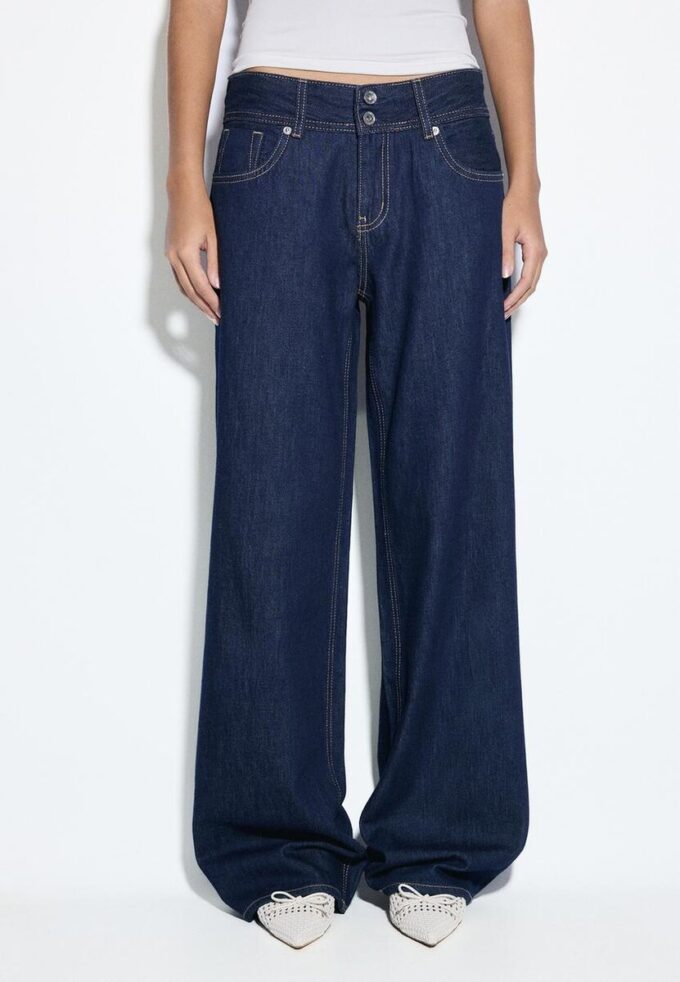 Jeans mit niedriger Leibhöhe und zwei Knöpfen Jeans mit niedriger Leibhöhe und zwei Knöpfen