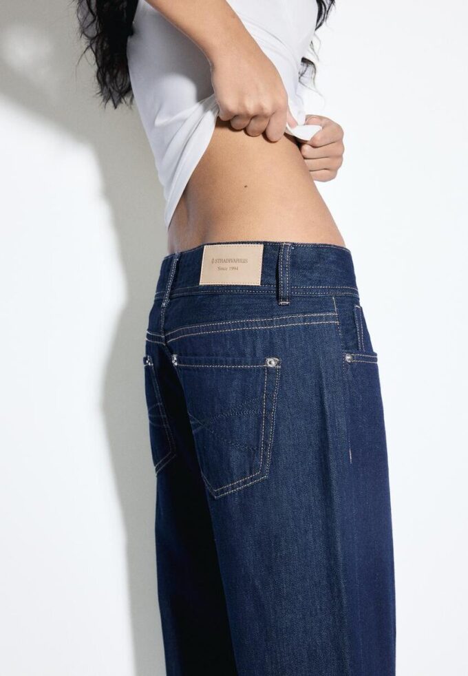 Jeans mit niedriger Leibhöhe und zwei Knöpfen Jeans mit niedriger Leibhöhe und zwei Knöpfen