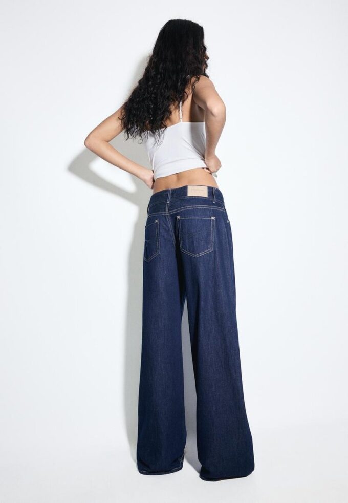 Jeans mit niedriger Leibhöhe und zwei Knöpfen Jeans mit niedriger Leibhöhe und zwei Knöpfen
