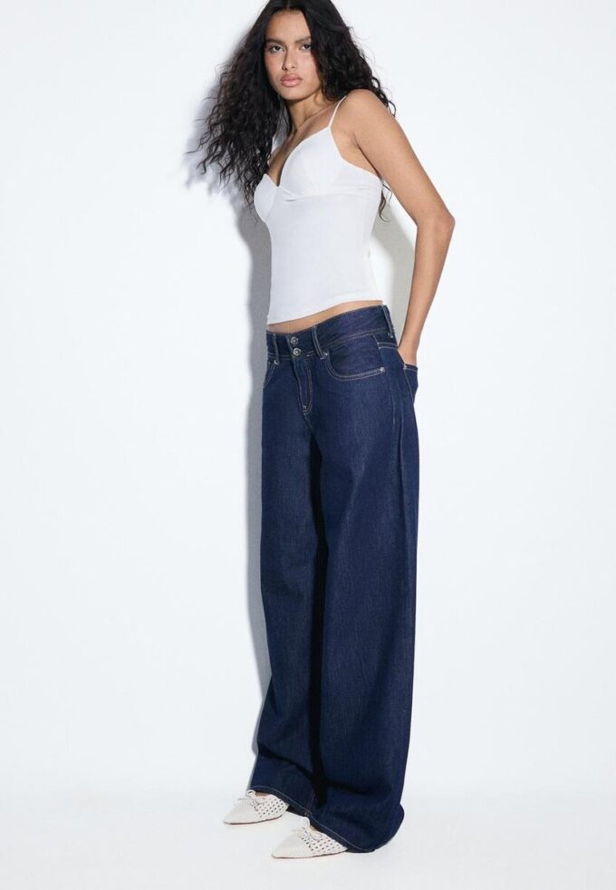 Jeans mit niedriger Leibhöhe und zwei Knöpfen Jeans mit niedriger Leibhöhe und zwei Knöpfen